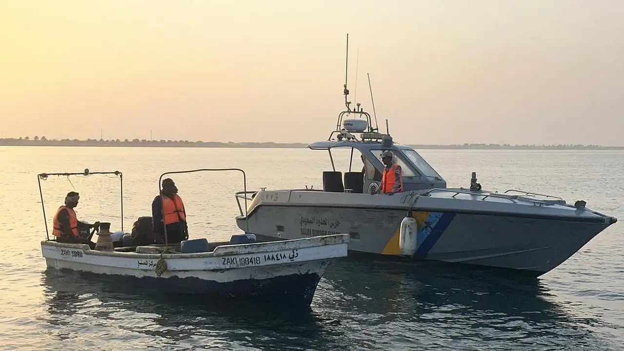 إنقاذ مواطنين علقا في عرض البحر بينبع إثر تعطل قاربهما بشكل مفاجئ